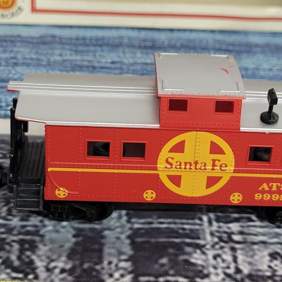 Bachmann H.O scale ATSF Santa Fe caboose train car red/silver - Picture 3 of 8